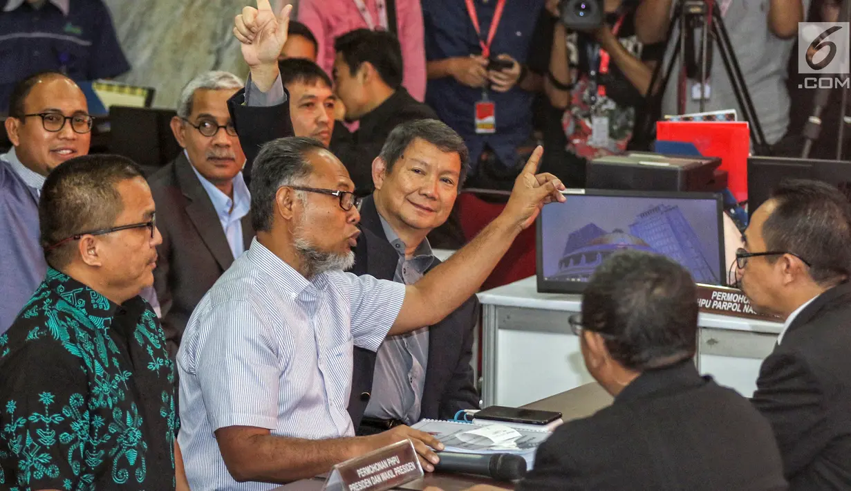 Tim hukum Prabowo-Sandi yang diketuai Bambang Widjojanto (tengah) mendaftarkan gugatan sengketa hasil Pilpres 2019 di Mahkamah Konstitusi, Jakarta, Jumat, (24/5/2019). Tim Hukum Prabowo-Sandiaga mengajukan 51 bukti dokumen dan saksi. (Liputan6.com/Johan Tallo)
