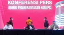 Wakil Ketua KPK, Nurul Ghufron (tengah) saat konferensi pers penetapan tersangka dan penahanan terkait kasus dugaan suap pengurusan perkara di Mahkamah Agung (MA), di Gedung Merah Putih KPK, Jakarta, Selasa (6/6/2023). (Liputan6.com/Angga Yuniar)