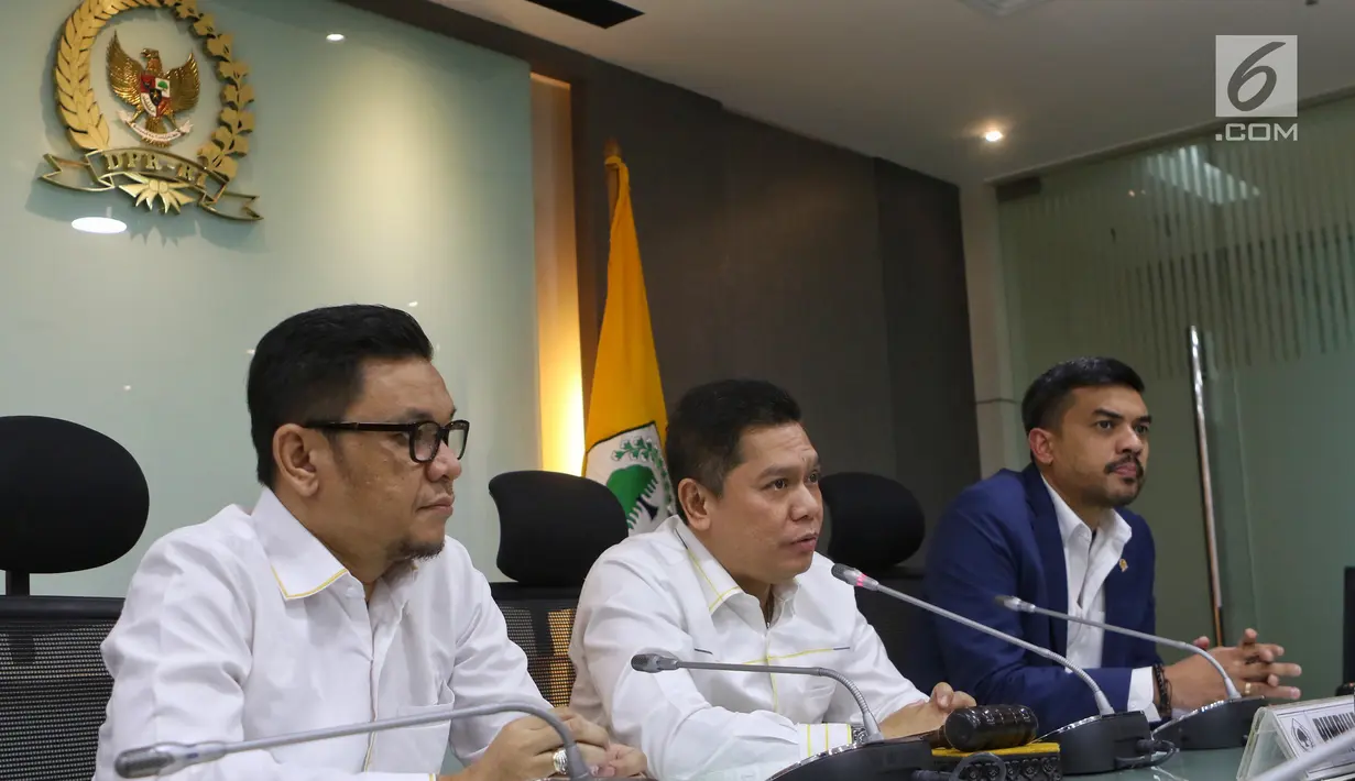 Sekretaris FPG Adies Kadir (tengah) bersama Wasekjen Partai Golkar Ace Hasan Sadzily dan Wasekjen Partai Golkar Maman Abdulrahman memberikan keterangan di Komplek Parlemen Senayan, Jakarta, Rabu (15/5/2019). Fraksi Partai Golkar menolak pembentukan pansus Pemilu 2019. (Liputan6.com/Johan Tallo)
