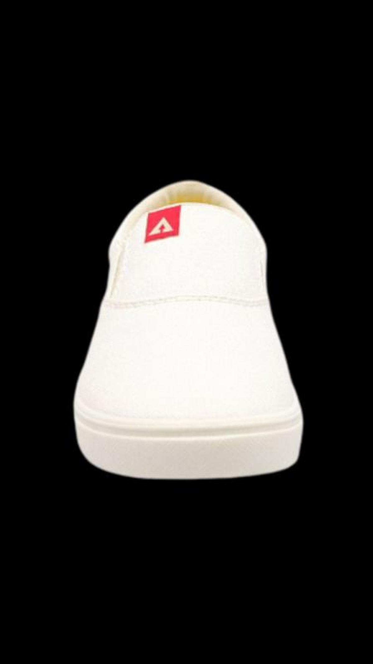 <b>Gaya Casual dengan Slip On dari Aerostreet</b>