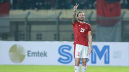 Klok mampu menjadi jenederal lini tengah skuat Garuda. Umpan-umpan daerahnya yang mumpuni serta kemampuannya dalam mengeksekusi bola-bola mati menjadi ancaman serius bagi lini belakang Bangladesh. Ia juga dipercaya menjadi kapten tim menggantikan Fachruddin Aryanto yang ditarik keluar sejak awal babak kedua. (Bola.com/M Iqbal Ichsan)