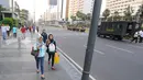 Sejumlah karyawan terpaksa berjalan kaki usai pulang kerja di kawasan Thamrin, Jakarta, Selasa (21/5). Akibat adanya aksi masa tolak hasil pemilu 2019 membuat sejumlah ruas jalan di kawasan tersebut di tutup. (Liputan6.com/Angga Yuniar)