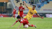 Gelandang Persis Solo, Zanadin Fariz, terjatuh seusai dilanggar oleh kapten Semen Padang FC, Rosad Setiawan, dalam duel lanjutan BRI Liga 1 2024/2025 di Stadion Manahan, Solo, Jumat (21/2/2025). (Bola.com/Radifa Arsa)
