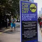 “Jakarta Car Free Day Bukan Tempat Kampanye Politik” bunyi tulisan di poster dengan latar belakang berwarna biru itu. (Liputan6.com/Angga Yuniar)