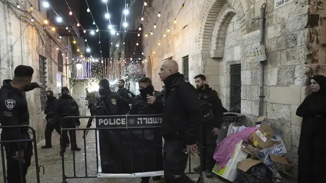 Polisi Israel menutup jalan menuju kompleks Masjid Al Aqsa setelah tembakan dilepaskan di Kota Tua Yerusalem selama bulan suci Ramadhan, Sabtu, 1 April 2023. (AP Photo/ Mahmoud Illean)