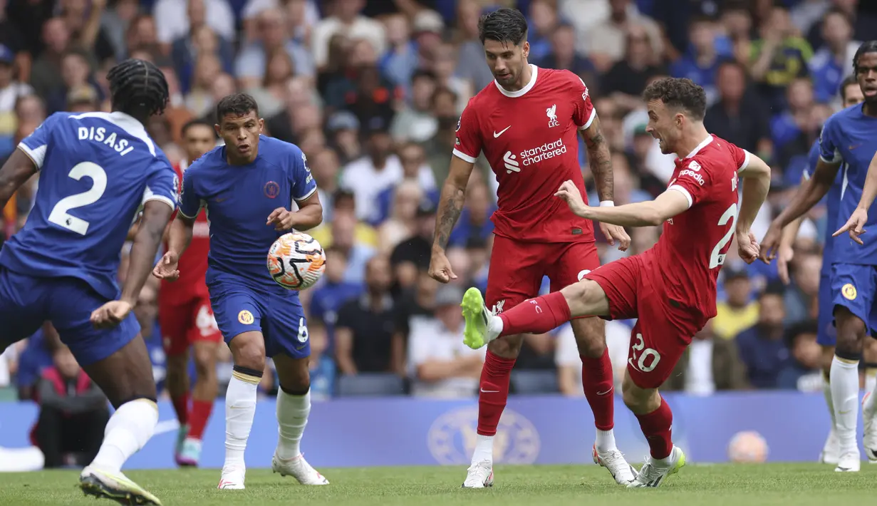 Sedangkan The Reds memetik satu poin di markas rival kuat.  (AP Photo/Ian Walton)