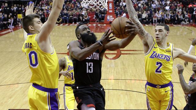 James Harden menerobos pertahanan Lakers saat kedua tim bertemu di ajang NBA, Minggu (20/1/2019)