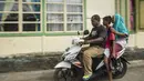 Setiap hari kedua orang tua Ilham Lestaluhu selalu menyempatkan waktu untuk mengantar putranya berlatih sepak bola bersama SSB Tulehu Putra. (Bola.com/Vitalis Yogi Trisna)