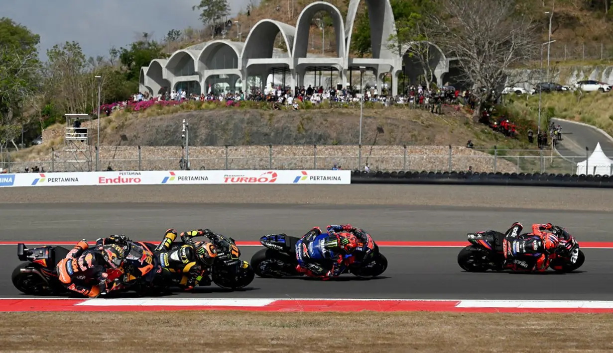 Rider asal Italia itu sukses memetik kejayaan setelah memanfaatkan crash yang dialami Jorge Martin pada lap 13 sekaligus menyalip Maverick Vinales yang sempat mengambil alih posisi terdepan dalam balapan. (SONNY TUMBELAKA/AFP)