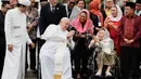 Pemimpin tertinggi Gereja Katolik seluruh dunia sekaligus pemimpin negara Vatikan, Paus Fransiskus menghadiri acara dialog keagamaan di Masjid Istiqlal, Jakarta, Kamis (5/9/2024). (Yasuyoshi CHIBA/POOL/AFP)