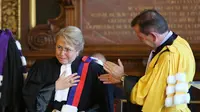 Michele Bachelet, saat menjabat Presiden Chile, menerima sambutan setelah dianugerahi gelar Doktor Honoris Cause oleh Presiden Universitas Sorbonne Carles Bonafous-Murat (kanan) dalam sebuah upacara di Universitas Sorbonne, di Paris, 8 Juni 2015. (AP)