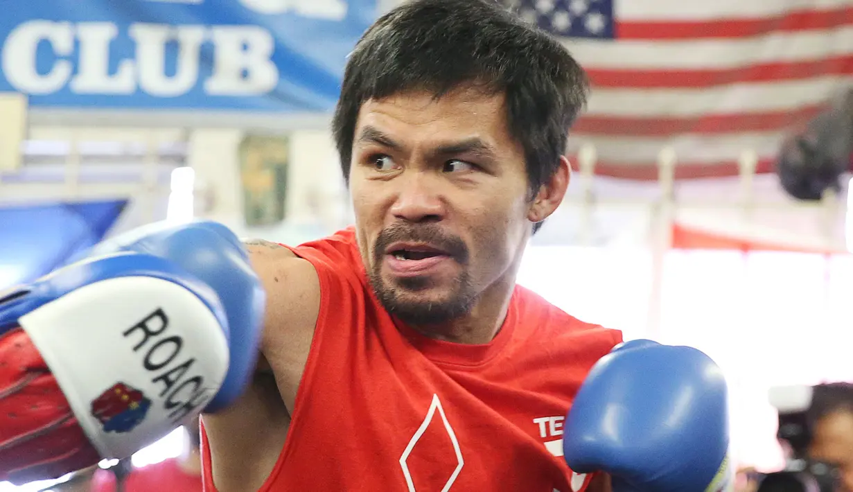 Ekspresi Pacman, julukan Manny Pacquiao saat melakukan latihan di Los Angeles, California, AS (26/10). Pacman akan bertarung melawan Jessie Vargas di Thomas & Mack Arena, Las Vegas, Nevada pada 5 November mendatang. (Reuters/ Lucy Nicholson)