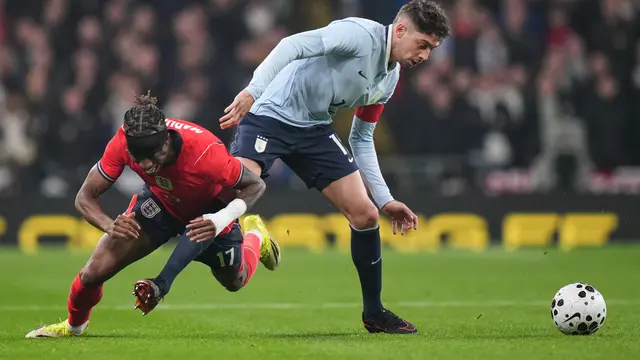 Duel perebutan bola antara Noni Madueke dengan Federico Valverde di laga friendly match Inggris vs Uruguay di Stadion Wembley, Sabtu (28/03/2026) dini hari WIB.