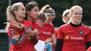 Nadia Nadim (dua kiri) lahir di Herat, Afghanistan pada 2 Januari 1988. Ayahnya, Rabani Nadim, merupakan seorang prajurit tentara Afghanistan. Pada saat Nadia Nadim berusia 11 tahun, ayahnya meninggal dunia setelah berperang melawan Taliban di Gurun Karbala. (Foto: AFP/Daniel Mihailescu)
