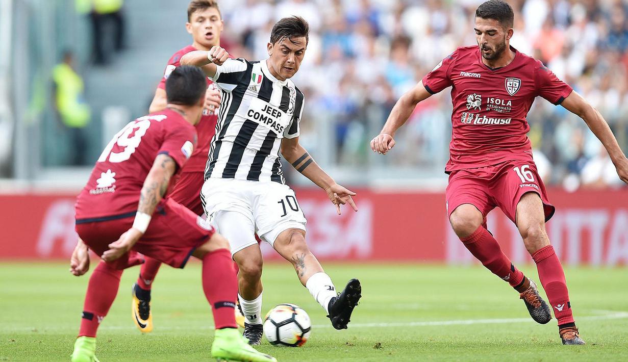 Aksi pemain Juventus, Paulo Dybala saat melewati adangan para pemain Cagliari pada laga Serie A di  Turin, (19/8/2017). Juventus menang 3-0. (Alessandro Di Marco/ANSA via AP)