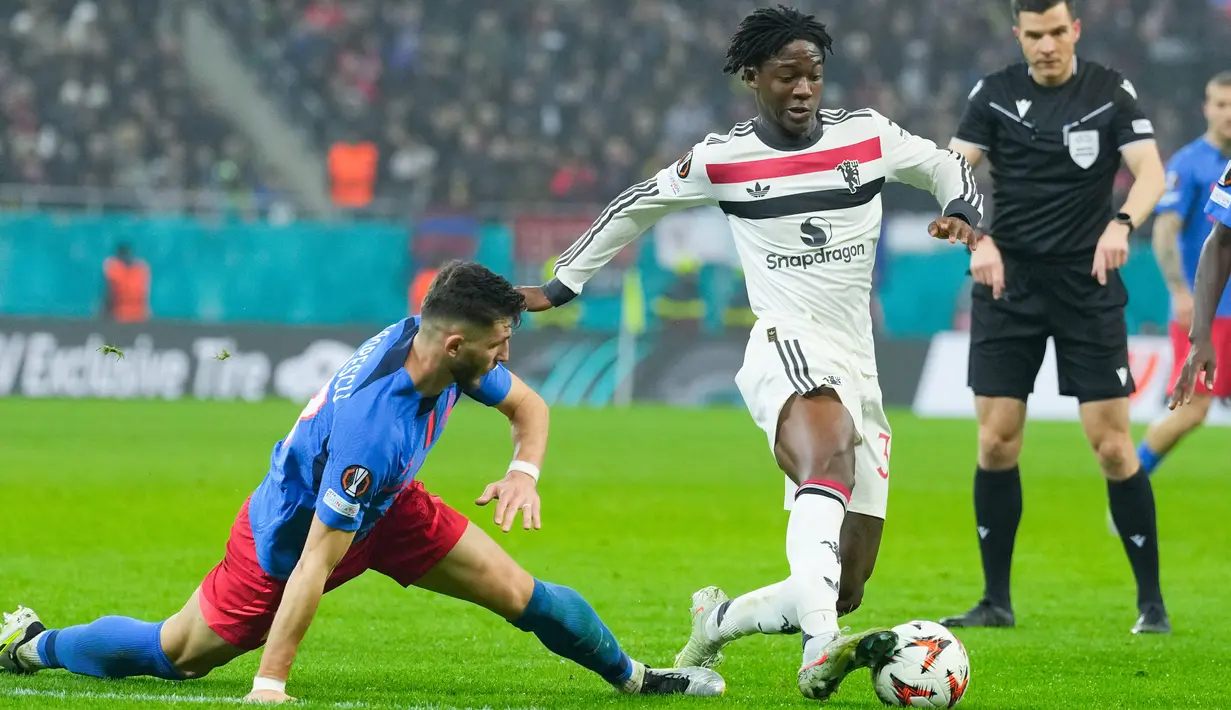Mainoo berandil menjadi kreator gol yang memecah kebuntuan. Umpan silangnya ke tiang jauh berhasil menemui Dalot yang tinggal dengan mudah menyontek bola menjadi gol. (AP Photo/Andreea Alexandru)