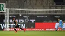 Bek werder Bremen, Ludwig Augustinsson, saat mencetak gol ke gawang Heidenheim 1846 pada laga lay-off leg kedua di Voith-Arena, Selasa (7/7/2020) dini hari WIB. Bremen bermain imbang 2-2 atas Heidenheim. (AFP/Kai Pfaffenbach/pool)