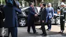 Presiden Jokowi menerima kunjungan Presiden Republik Tajikistan, H.E. Mr. Emomali Rahmon (tengah) tiba di Istana Merdeka, Jakarta, Senin (1/8). Ini merupakan kunjungan kenegaraan ketiga kali Tajikistan ke Indonesia. (Liputan6.com/Faizal Fanani)