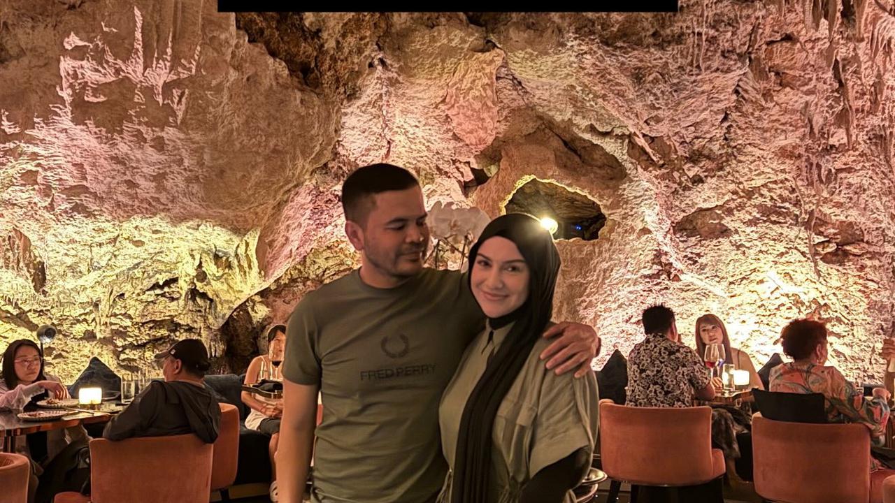 7 Potret Irish Bella Ajak Main Anak di Pantai, Tak Lupa Foto Bareng Suami Tercinta