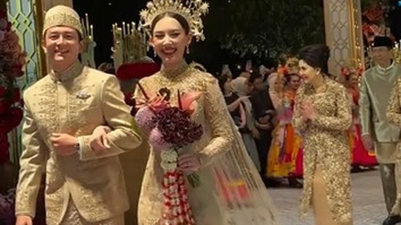 Potret Resepsi Mewah Pernikahan Rio Haryanto dan Athina, Mempelai Berdansa Bernyanyi - Mobil F1 Jadi Sorotan