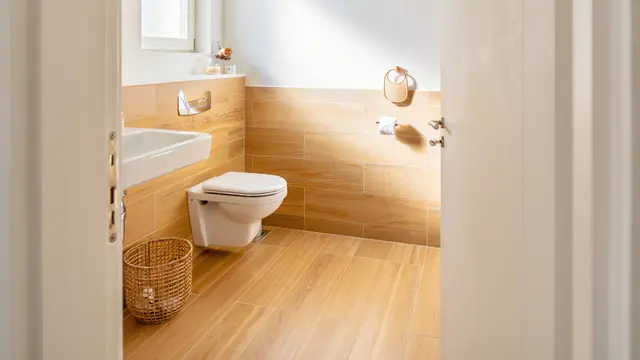 Desain Kamar Mandi Sederhana dengan Kloset Duduk Budget Minim