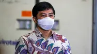 Wakil Menteri Kesehatan RI Dante Saksono Harbuwono dampingi Ketua KPC-PEN Airlangga Hartarto sambut kedatangan 8 juta bahan baku vaksin Sinovac di Bandara Soekarno Hatta, Tangerang, Banten, Selasa (25/5/2021). (Dok Kementerian Kesehatan RI)