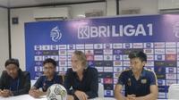 Pelatih Dewa United, Jan Olde Riekering dalam konferensi pers selepas laga melawan Arema FC di Stadion PTIK, Jakarta Selatan, Jumat (10/3/2023) sore WIB. (Bola.com/Hery Kurniawan)