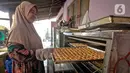 <p>Pembuat kue kering Pekerja menyiapkan kue pesanan untuk dipanggang di kawasan Neglasari, Kota Tangerang, Minggu (23/4/2022). Permintaan kue kering di tempat tersebut meningkat saat Ramadhan yang dijual mulai harga Rp50ribu hingga Rp70ribu per toples dan sudah dipasarkan di sekitar Tangerang, Jakarta, hingga Lampung. (Liputan6.com/Angga Yuniar)</p>