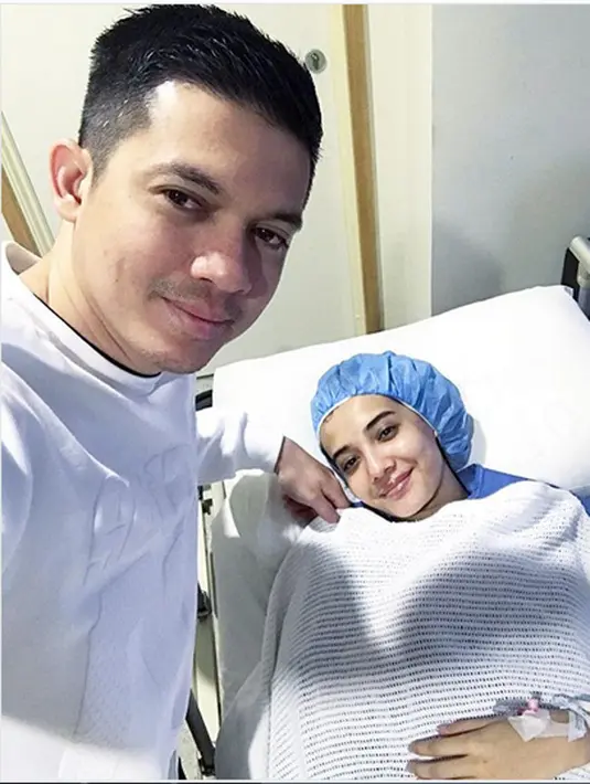 Artis yang kini lebih fokus ke dunia bisnis, Zaskia Sungkar terlihat sedang menjalani perawatan di sebuah rumah sakit. Sang suami, Irwansyah mengunggah foto bersama istrinya saat sedang terbaring di tempat tidur. (Instagram/irwansyah_15)