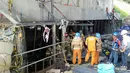 Tim penyelamat dikerahkan mengevakuasi korban robohnya konstruksi kereta bawah tanah di kota Namyangju, dekat Seoul, Korsel, Rabu (1/6). Belum bisa dipastikan penyebab insiden ini, namun saksi mata menyebut ada ledakan besar di lokasi proyek. (AFP)