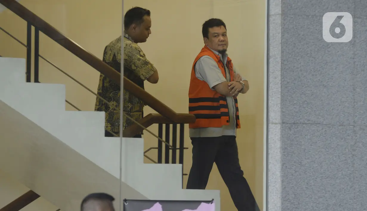 Mantan anggota DPRD Bandung periode 2009-2014, Tomtom Dabbul Qomar berjalan didampingi petugas akan menjalani pemeriksaan lanjutan oleh penyidik di Gedung KPK, Jakarta, Selasa (3/3/2020). (merdeka.com/Dwi Narwoko)