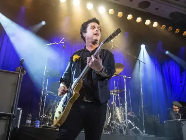 Personel grup band Green Day Billie Joe Armstrong tampil di Metro, Chicago, Amerika Serikat, 29 Juli 2022. (Photo by Amy Harris/Invision/AP)