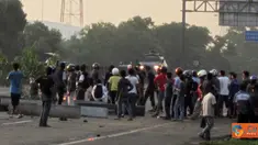 Citizen6, Cikarang: Aksi buruh MM2100 memblokade jalur tol Cikarang Utama berlangsung hingga sore hari. (Pengirim: Agus Sungkawa)