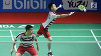 Ganda putra Indonesia, Marcus F Gideon/Kevin Sanjaya Sukomuljo mengembalikan kok ke arah M Ahsan/Hendra Setiawan di 32 besar Indonesia Open 2018, Istora GBK, Jakarta, Rabu (4/7). Kevin/Marcus unggul 21-16, 18-21, 21-10. (Liputan6.com/Helmi Fithriansyah)