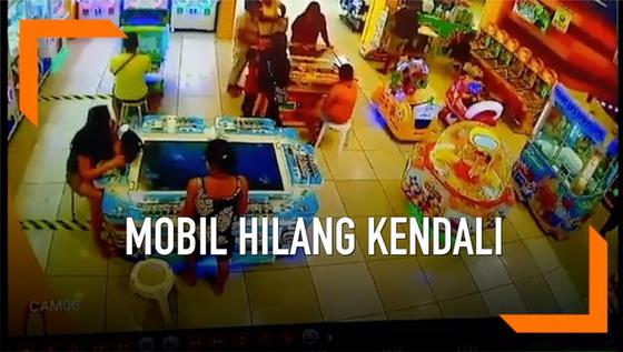 VIDEO: Hilang Kendali, Mobil Tabrak Tempat Bermain Anak