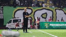 Pelatih Persebaya Surabaya,&nbsp;Eduardo Perez saat mendampingi timnya ketika melawan PSIM Yogyakarta&nbsp;pada BRI Super League 2025/2026 di Stadion Gelora Bung Tomo, Surabaya,&nbsp;Jumat (8/8/2025). (Bola.com/Abdul Aziz)&nbsp;
