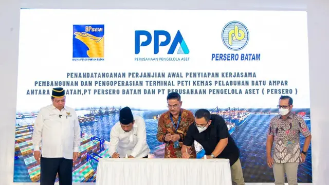 Menteri Koordinator Bidang Perekonomian Airlangga Hartarto menyaksikan Serah Terima Operasional Bandara Internasional Hang Nadim Batam dari Kepala BP Batam ke PT BIB, Jumat (24/6/2022). ( Sumber ekon.go.id )