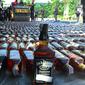 Pemusnahan puluhan ribu botol miras ilegal di Makassar, Sulsel, Jumat (22/5/2015) (Liputan6.com/Eka Hakim)