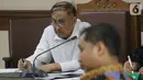 Terdakwa dugaan merintangi pemeriksaan pengadaan E-KTP, Markus Nari menyimak keterangan saksi-saksi saat sidang lanjutan di Pengadilan Tipikor, Jakarta, Rabu (9/10/2019). (Liputan6.com/Helmi Fithriansyah)