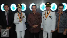 Menteri Agraria & Tata Ruang Ferry Mursidan (tengah) diapit Airin dan Benyamin saat peluncuran layanan pertanahan berbasis digital dan pembebasan Pajak Bumi dan Bangunan, Tangsel, Rabu (20/4). (Liputan6.com/Helmi Afandi)