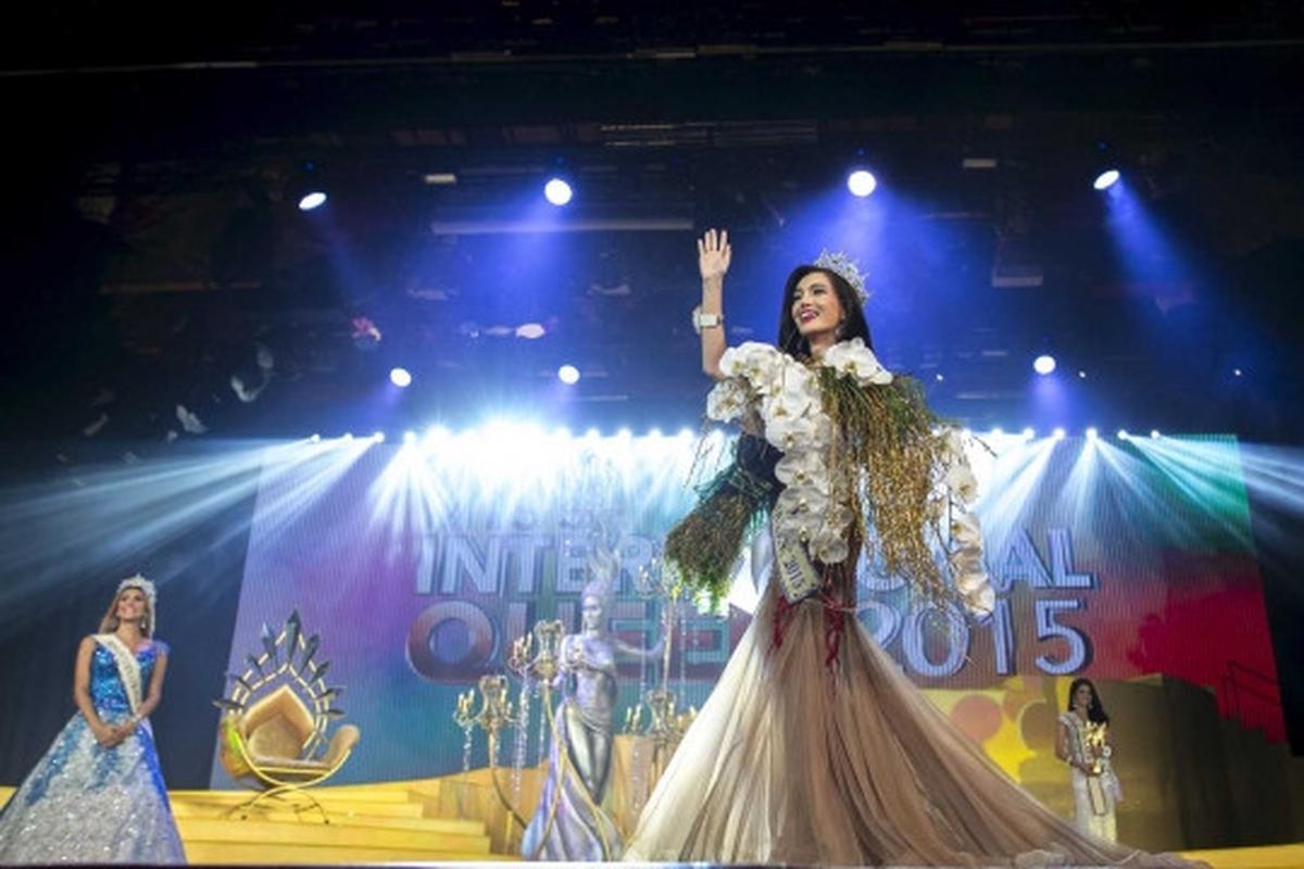 Wajah bahagia waria Filipina pemenang Miss International Queen 2015