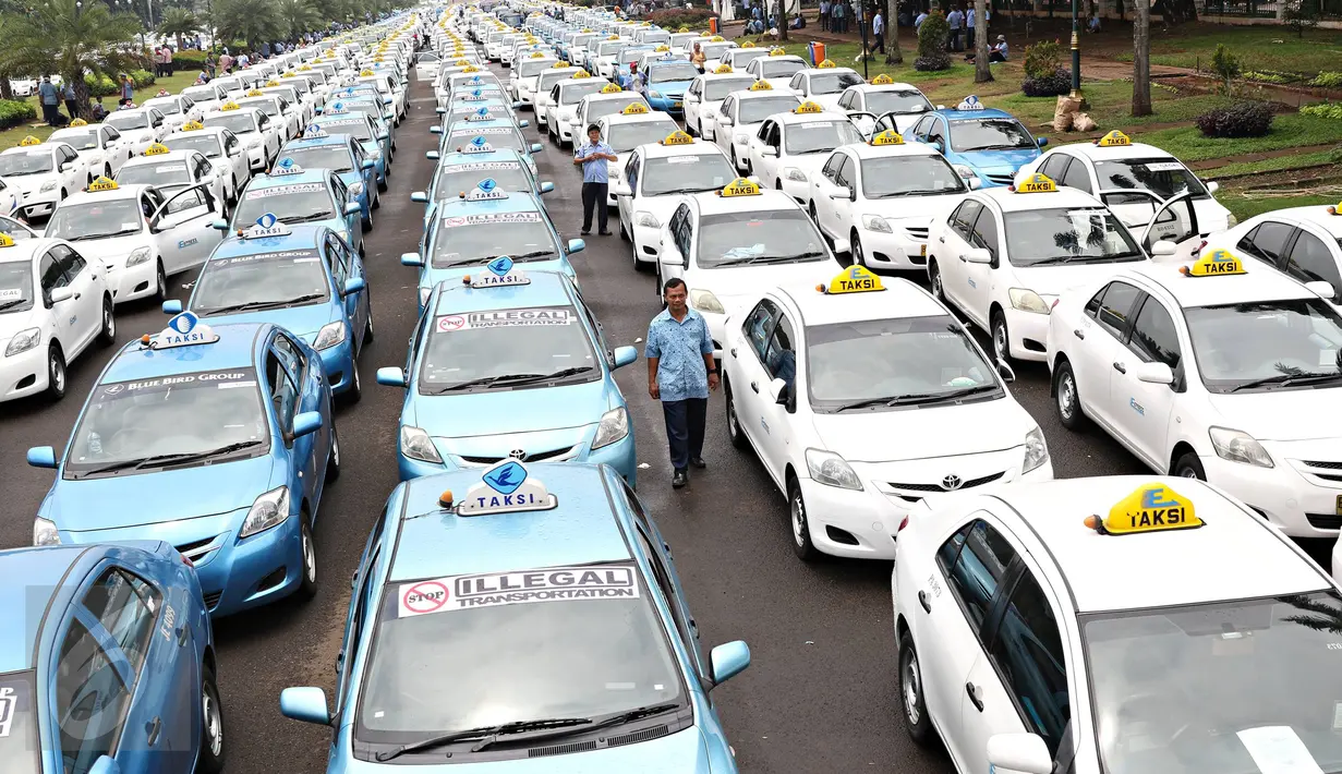 Ratusan armada taksi parkir di sepanjang silang Monas, Jakarta, (14/3). Mereka merasa dirugikan dengan banyaknya tranportasi berplat hitam yang berbasis online tersebut. (Liputan6.com/Immanuel Antonius)