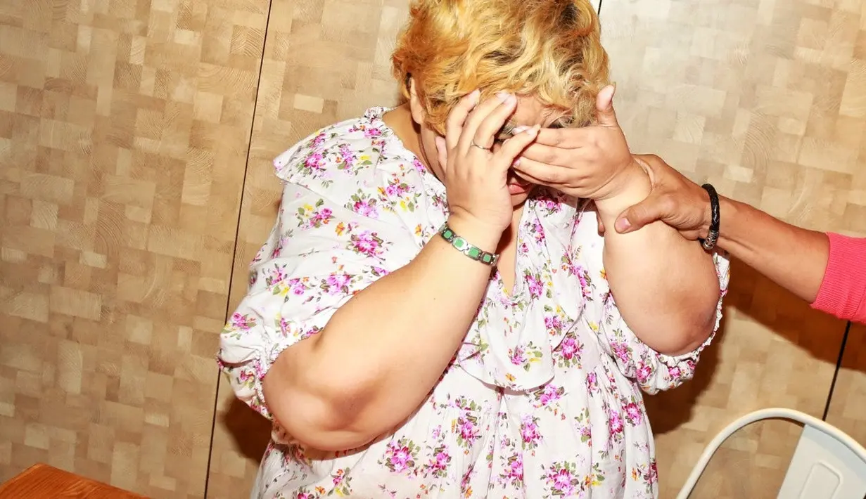 Lama tidak pernah muncul, Pretty Asmara muncul dengan berita tertangkap narkoba. Bersama dengan 7 rekannya sesama selebriti, Pretty ditangkap oleh jajaran kepolisian Polda Metro Jaya, Minggu (16/7/2017). (Adrian Putra/Bintang.com)