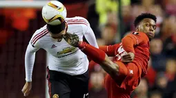 Kaki dari striker Liverpool, Daniel Sturridge, mengenai kepala bek MU, Chris Smailing. Pada laga itu wasit mengeluarkan enam kartu merah, tiga untuk Liverpool dan tiga untuk MU. (Reuters/Phil Noble) 
