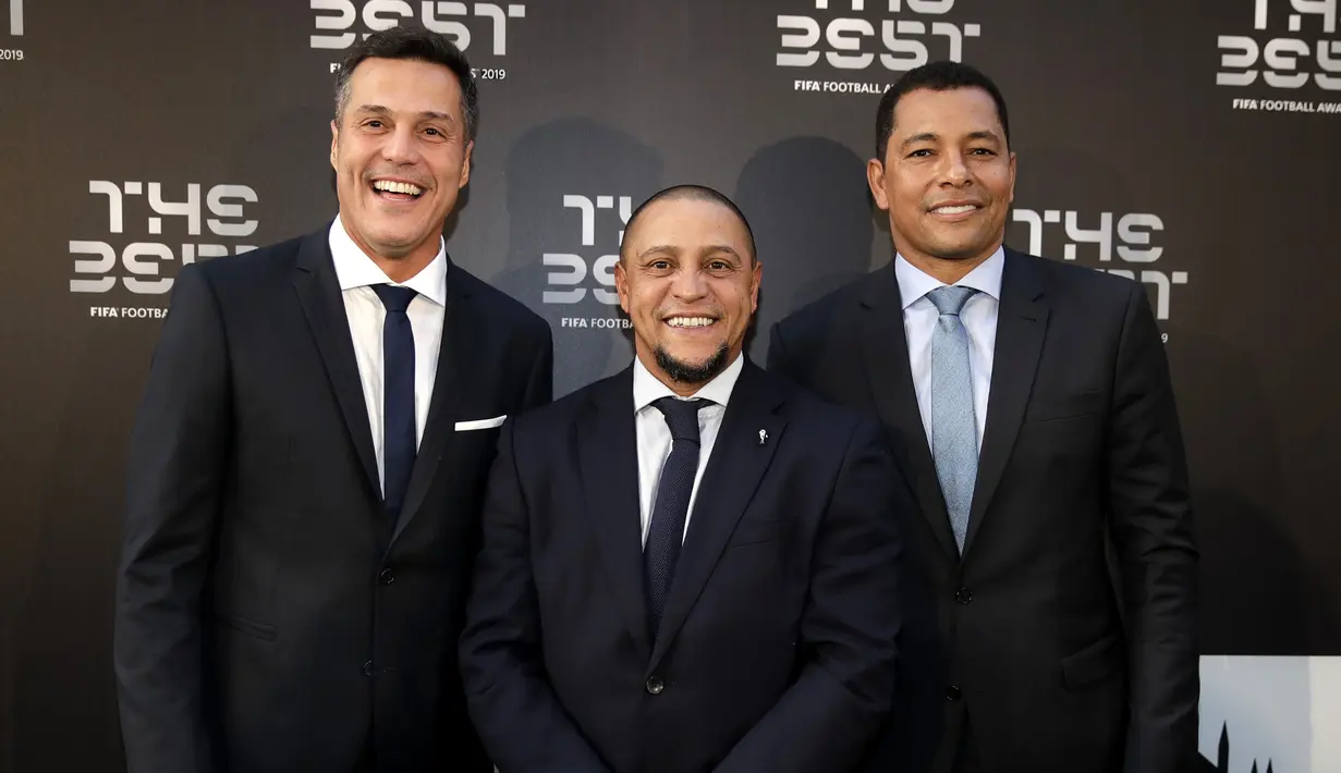 Mantan pemain Brasil, Julio Cesar, Roberto Carlos dan Gilberto Silva berpose saat tiba menghadiri The Best FIFA Football Awards 2019 di Teatro alla Scala di Milan (23/9/2019). (AP Photo/Luca Bruno)