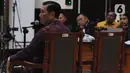 Di dalam ruang sidang, Luhut tampak mengenakan kemeja ungu dengan motif batik berlengan panjang. (merdeka.com/Imam Buhori)