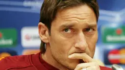 Kapten AS Roma Francesco Totti di sesi konferensi pers pada 7 Maret 2011 jelang laga leg kedua baabk 16 besar Liga Champions melawan Shakhtar Donetsk. AFP PHOTO / ALEXANDER KHUDOTEPLY 