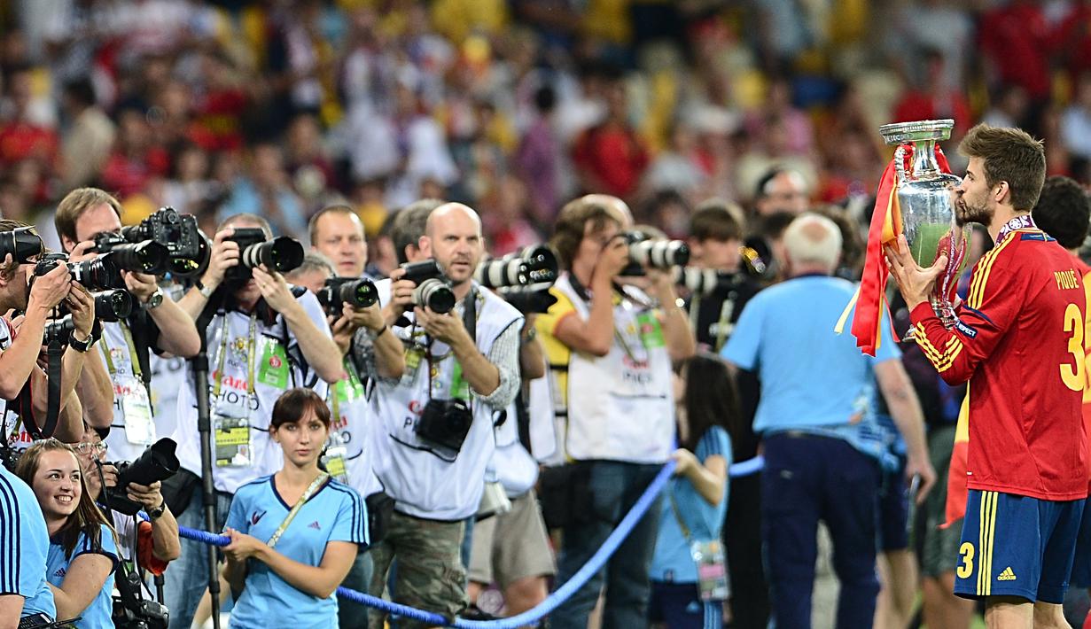 Tak hanya trofi Piala Dunia, karir Pique bersama timnas Spanyol kembali moncer. Pique bertandem dengan Sergio Ramos yang menjadi duet bek tengah solid dengan memenangkan Piala Eropa 2012. (AFP/Guiseppe Cacace)