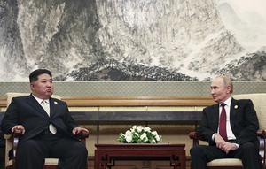 Presiden Rusia Vladimir Putin berbincang dengan Pemimpin Korea Utara Kim Jong Un di Diaoyutai State Guesthouse, Beijing, China, Rabu (3/9/2025). (Dok. Alexander Kazakov, Sputnik, foto pool Kremlin via AP)&nbsp;&nbsp;&nbsp;