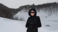 5 Gaya Stylish Margin Wieheerm saat Main di Tengah Salju, Inspirasi OOTD Musim Dingin